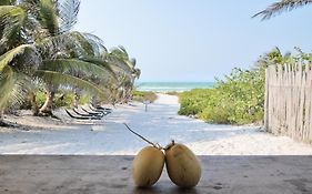 Arena Y Mar Beachfront House, El Cuyo By The Spot Rentals